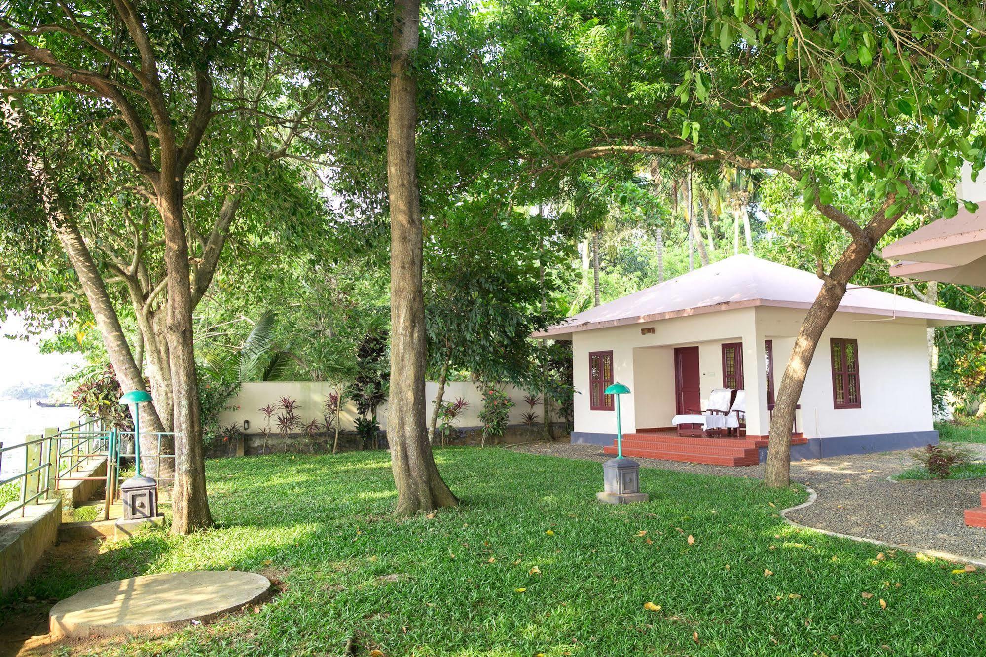 Illikkalam Lakeside Cottages Kumarakom Exterior photo