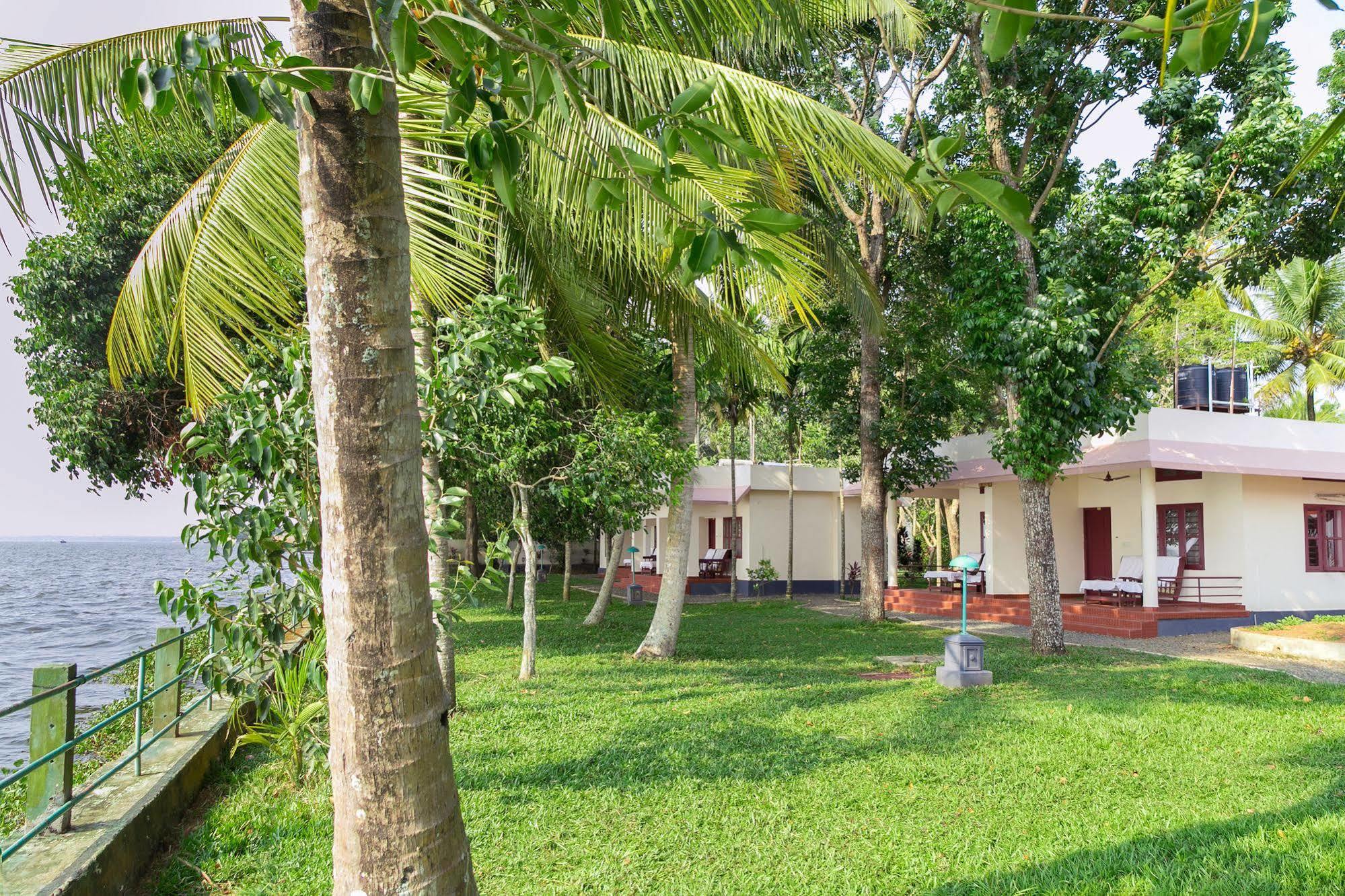 Illikkalam Lakeside Cottages Kumarakom Exterior photo