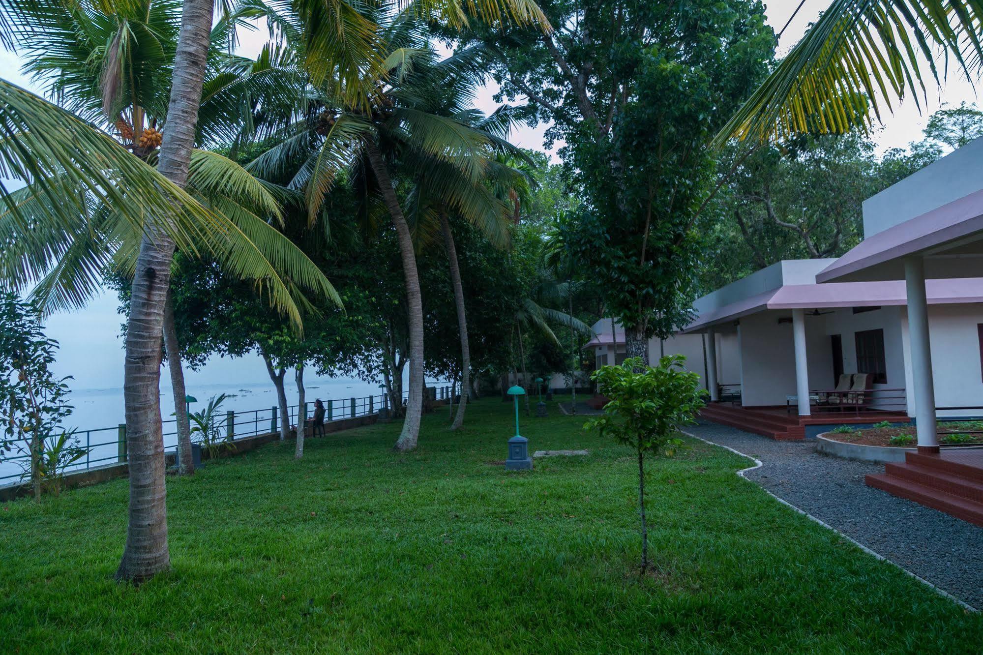 Illikkalam Lakeside Cottages Kumarakom Exterior photo